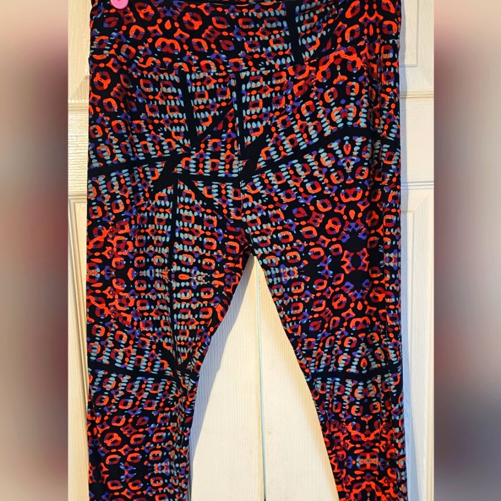 LuLaRoe Geometric style tall and curvy leggings